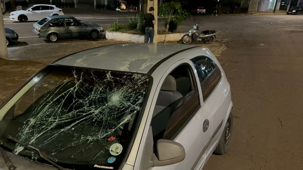 Jovem é arremessado contra para-brisa em forte colisão entre moto e carro em Cascavel