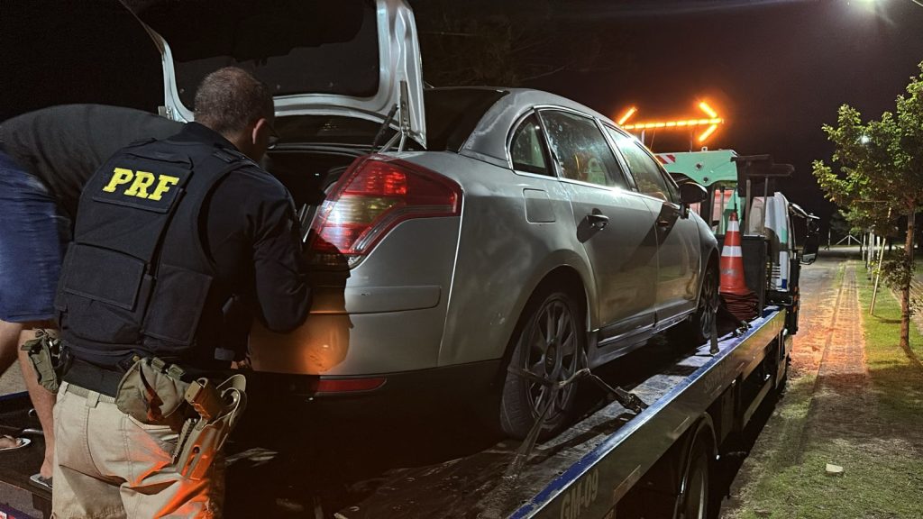 PRF de Cascavel recupera carro furtado em Foz e homem alega ter comprado de boa-fé