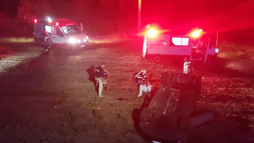 Grande efetivo de resgate é mobilizado em capotamento na BR-277