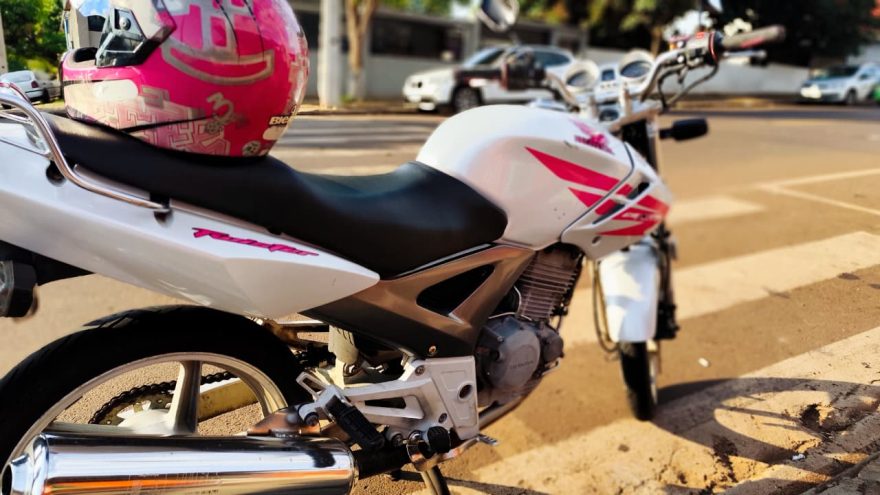 Mulher fica ferida após colisão entre CB250 e Palio na Rua Leonardo da Vinci