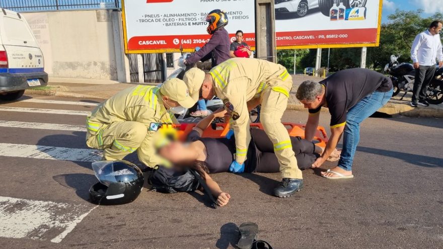 Forte colisão entre motos deixa mulher ferida e Avenida Rocha Pombo parcialmente interditada
