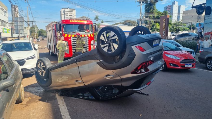 Carro capota após colisão no cruzamento das Ruas Carlos de Carvalho e Maranhão