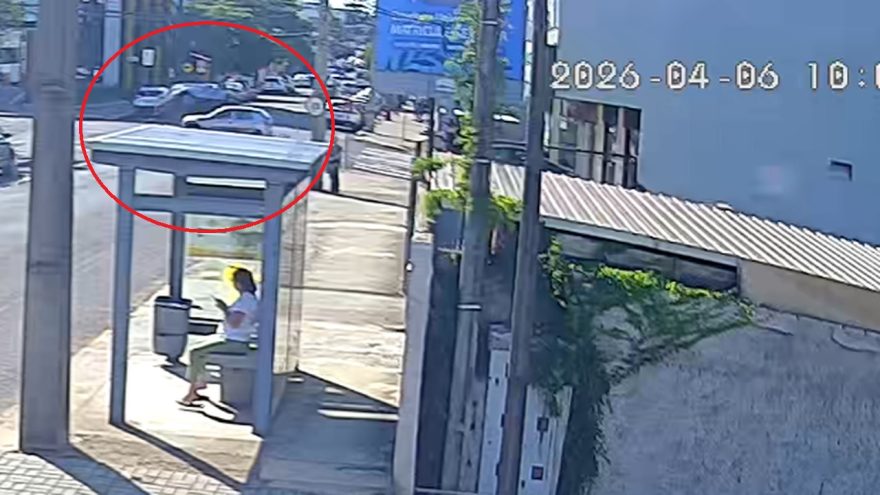 Câmera flagra capotamento no cruzamento das Ruas Carlos de Carvalho e Maranhão