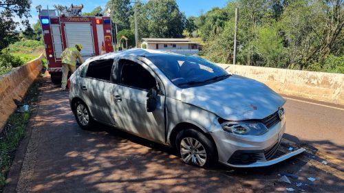Jovem fica ferida após capotar carro na rodovia PR-180, em Cascavel Imagem referente a Jovem fica ferida após capotar carro na rodovia PR-180, em Cascavel