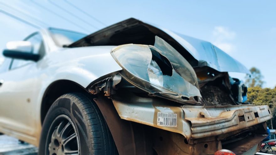 Celta e caminhão se envolvem em colisão traseira na BR-277