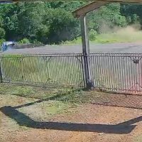 Imagem referente a Câmera flagra capotamento que deixou jovem ferida na PR-180 em Cascavel