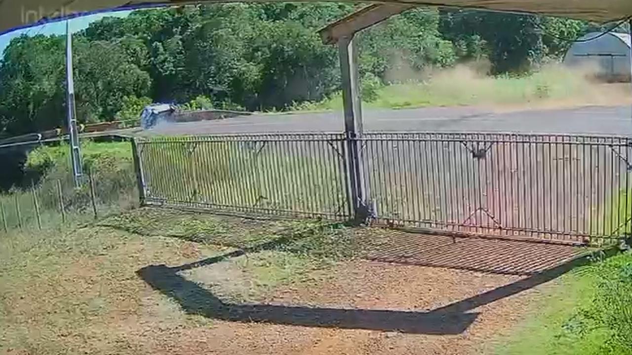 Imagem referente a Câmera flagra capotamento que deixou jovem ferida na PR-180 em Cascavel