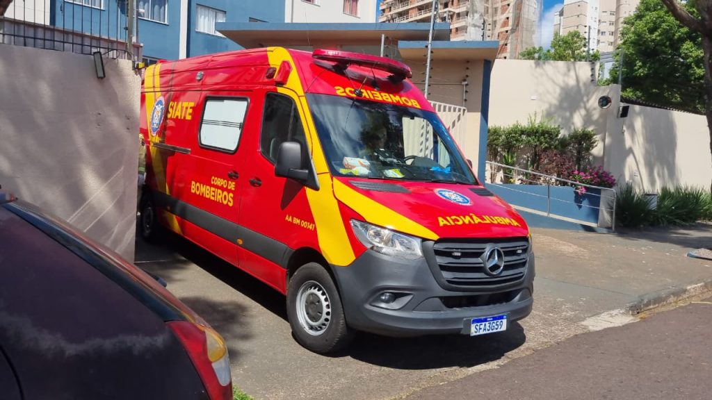 Mulher se fere em queda no pátio de condomínio no Centro