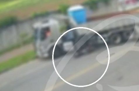 Jovem de 18 anos morre esmagado por caminhão ao tentar ultrapassagem de moto Imagem referente a Jovem de 18 anos morre esmagado por caminhão ao tentar ultrapassagem de moto