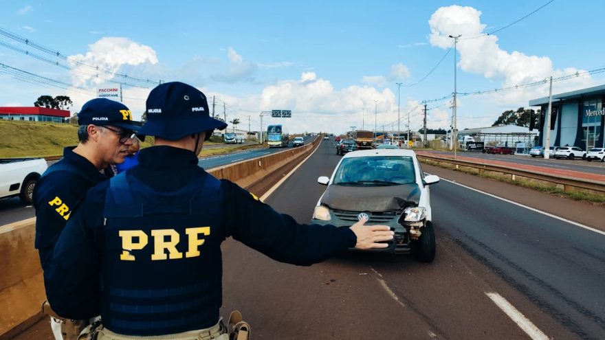 Acidente entre Fox e carreta é registrado no Trevo Cataratas em Cascavel