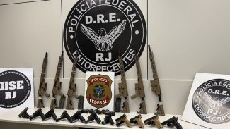 Em duas ações na Via Dutra, PF apreende 10 fuzis e 12 pistolas