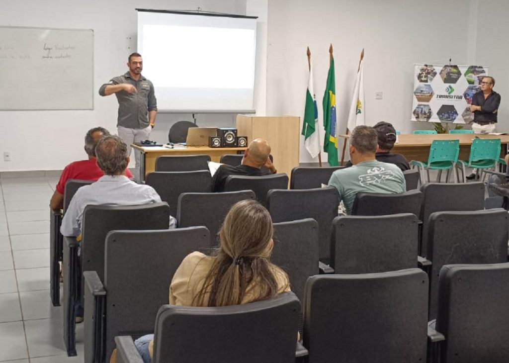 Motoristas de aplicativo de Cascavel aprendem a atender turistas
