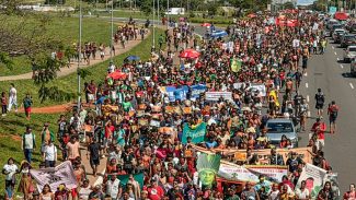 Indígenas de todo o Brasil ocupam a Esplanada dos Ministérios