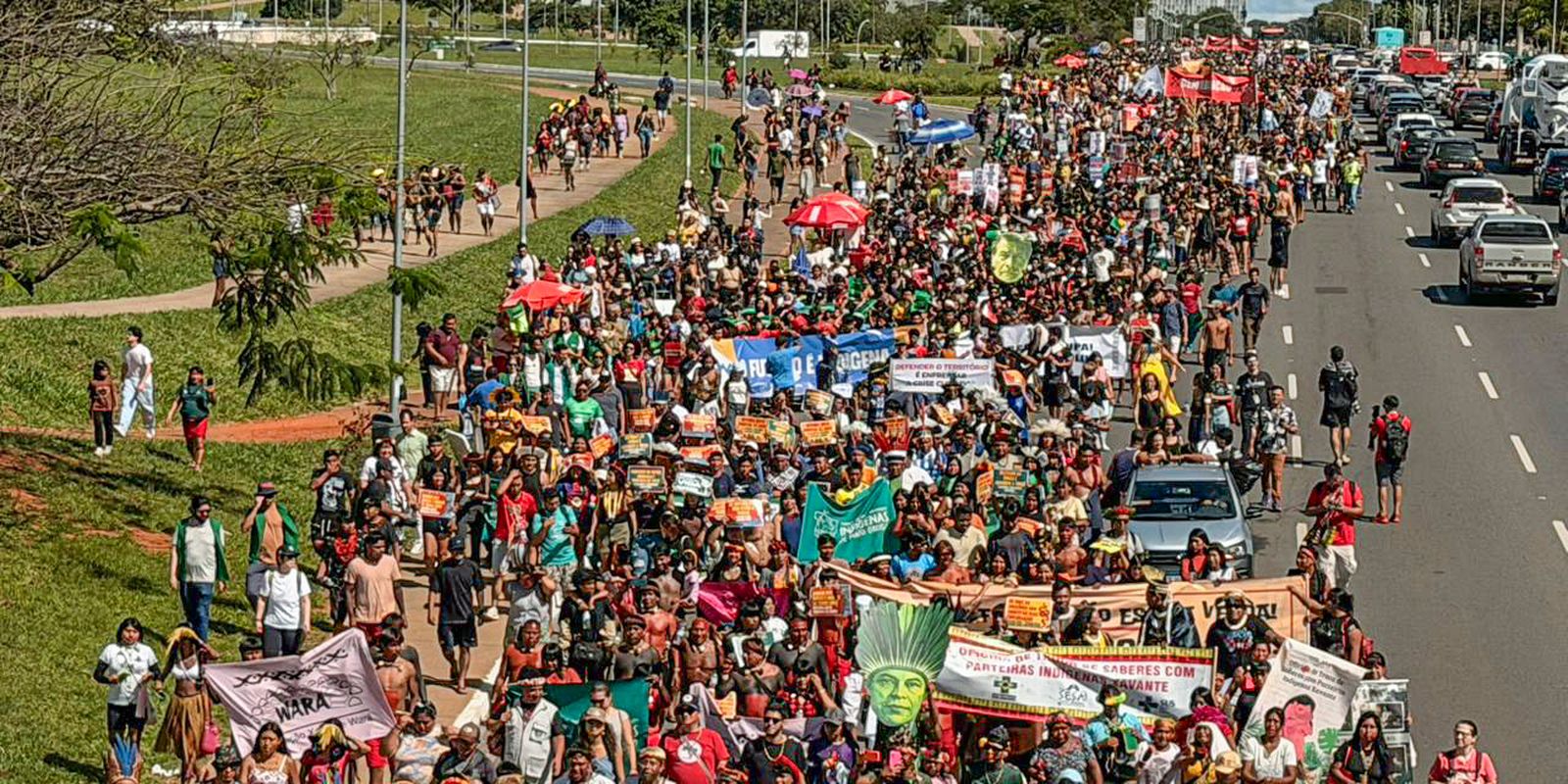 Indígenas de todo o Brasil ocupam a Esplanada dos Ministérios Imagem referente a Indígenas de todo o Brasil ocupam a Esplanada dos Ministérios