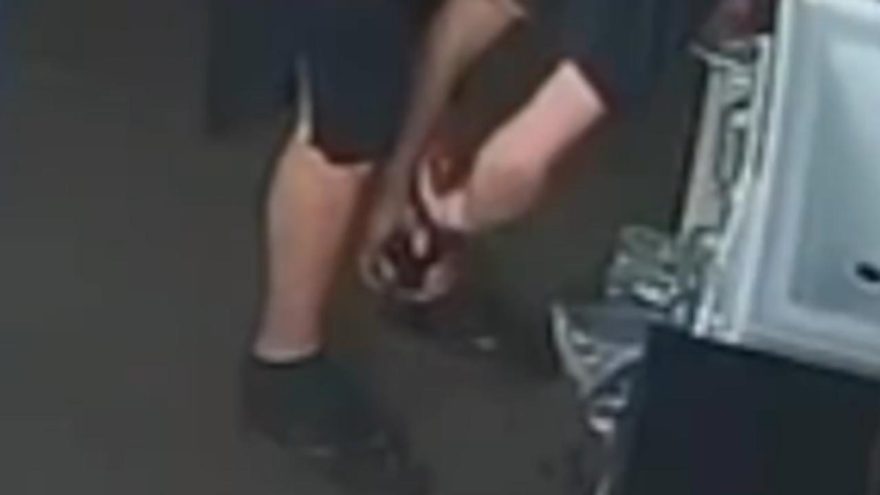 Câmera flagra homem rompendo tornozeleira em loja de ferramentas