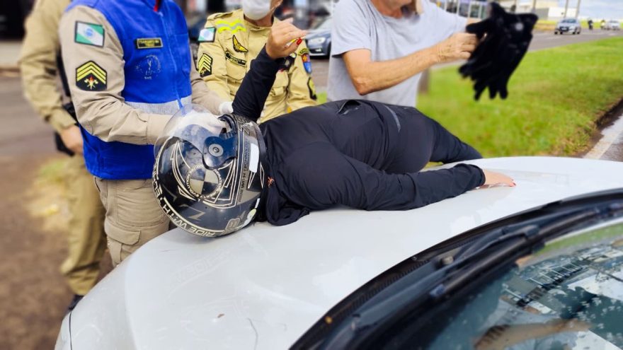 Motociclista fica “grudada” no capô após colisão na Avenida Rocha Pombo