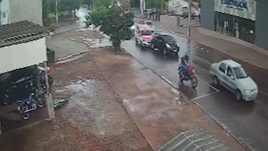 Câmera flagra acidente que deixou passageira de carro de aplicativo ferida