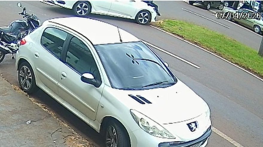 Veja como motociclista ficou “grudada” no capô em acidente na Avenida Rocha Pombo