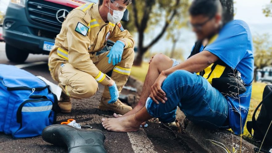 Carro e moto se envolvem em colisão em frente ao Hospital Universitário