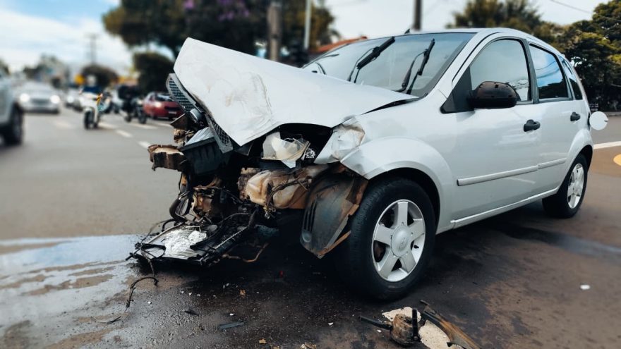 Hilux e Fiesta se envolvem em forte colisão na Avenida Carlos Gomes