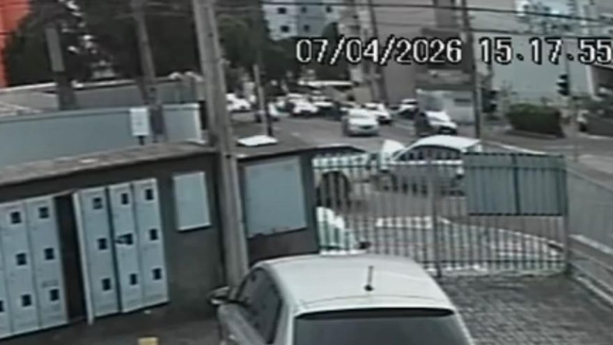 Câmera flagra forte colisão entre Hilux e Fiesta