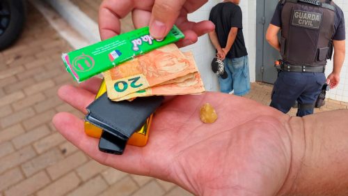 Homem é detido pela Guarda Civil Patrimonial em posse de crack no Terminal Oeste em Cascavel Imagem referente a Homem é detido pela Guarda Civil Patrimonial em posse de crack no Terminal Oeste em Cascavel