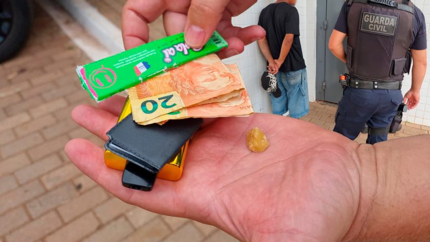 Homem é detido pela Guarda Civil Patrimonial em posse de crack no Terminal Oeste em Cascavel