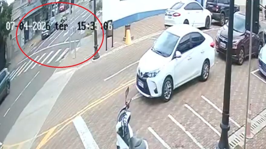 Câmera flagra acidente entre BYD e moto na Rua Barão do Cerro Azul