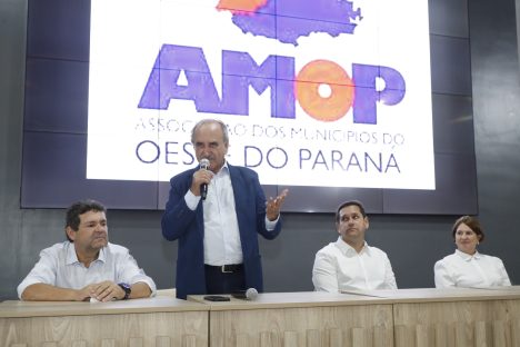 Amop abre ano letivo com encontro que reúne educadores de 57 municípios do Oeste Imagem referente a Amop abre ano letivo com encontro que reúne educadores de 57 municípios do Oeste