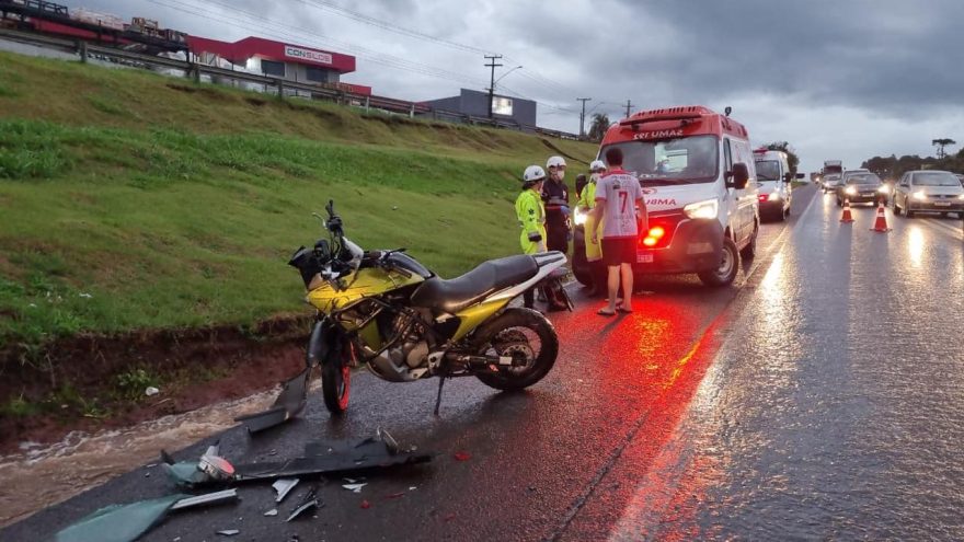 Colisão entre carro e moto é registrada na BR-277 em Cascavel