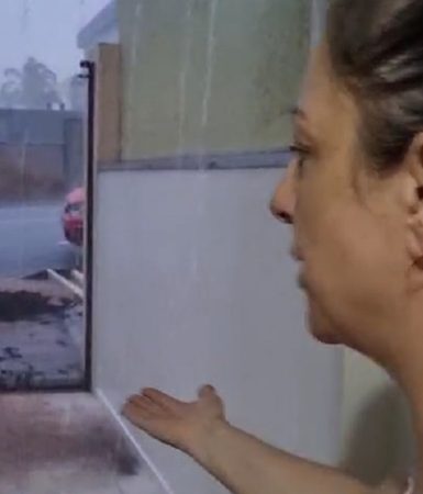 Imagem referente a ‘Minha casa está toda alagada’, diz moradora em desespero após chuva forte e obra pública inacabada no Coqueiral