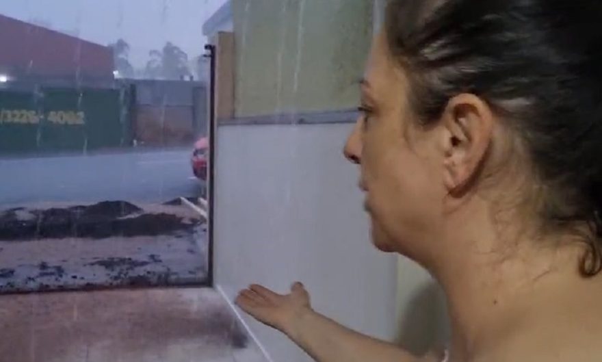 ‘Minha casa está toda alagada’, diz moradora em desespero após chuva forte e obra pública inacabada no Coqueiral