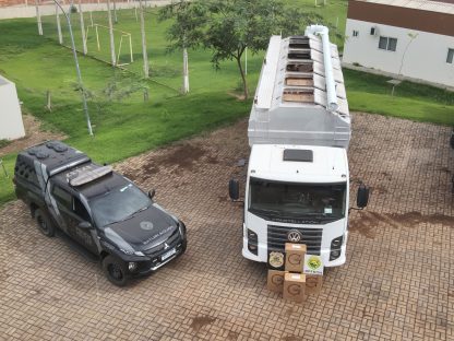 Caminhão com 12,5 mil pacotes de cigarros contrabandeados é apreendido no Sudoeste