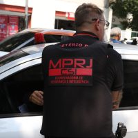 Imagem referente a PMs do Rio são denunciados por desviar armas apreendidas em operações