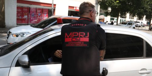 PMs do Rio são denunciados por desviar armas apreendidas em operações