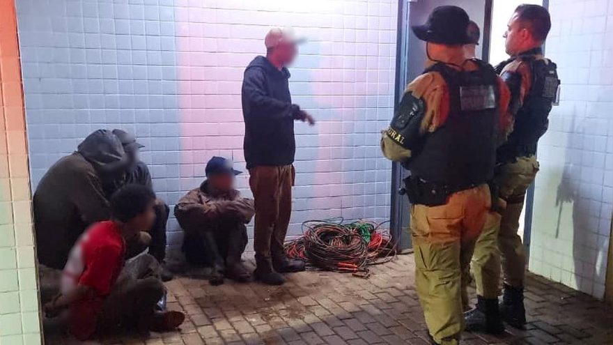 PM intercepta carro com fios de cobre furtados e detém quatro suspeitos em Cascavel