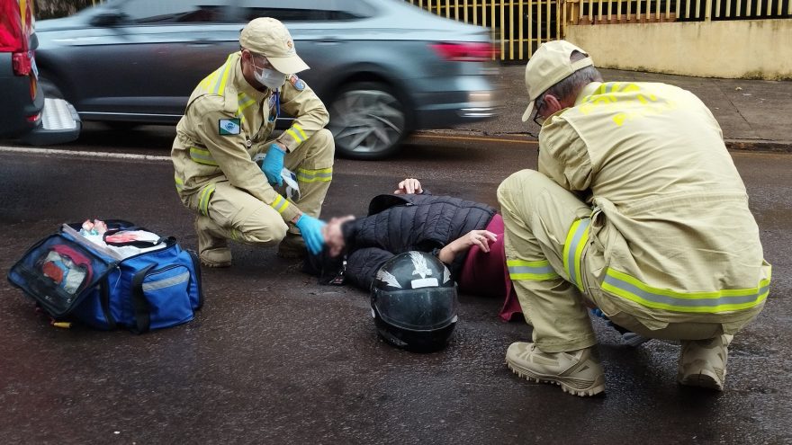 Mulher fica ferida após queda de moto no Centro de Cascavel