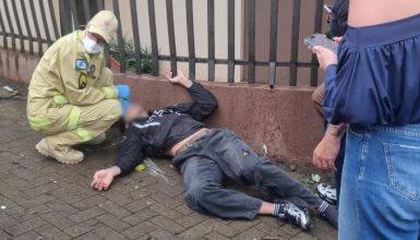 Imagem referente a Motociclista é arremessado contra muro em acidente no Centro de Cascavel