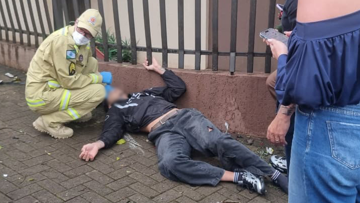 Motociclista é arremessado contra muro em acidente no Centro de Cascavel