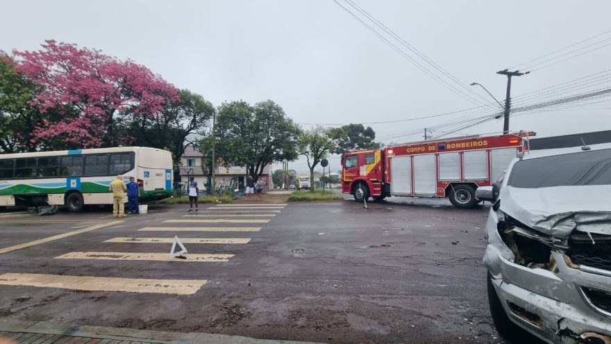 Acidente entre caminhonete e ônibus mobiliza bombeiros após vazamento de óleo no Parque São Paulo, em Cascavel