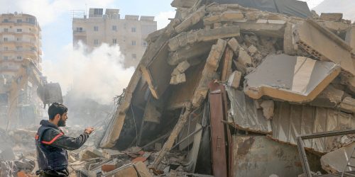 Israel mantém bombardeios no Líbano após cessar-fogo Imagem referente a Israel mantém bombardeios no Líbano após cessar-fogo