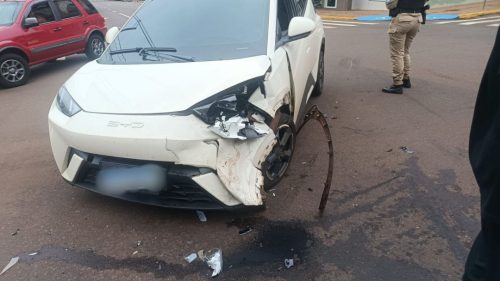 Batida entre BYD Dolphin e Ford Fiesta é registrada na região central de Toledo Imagem referente a Batida entre BYD Dolphin e Ford Fiesta é registrada na região central de Toledo