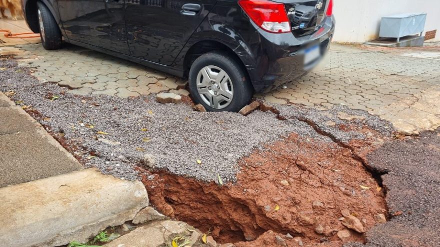 Sanepar não conclui serviço e carro atola após calçada ceder