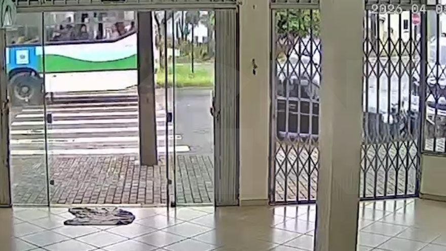 Câmera flagra acidente entre caminhonete, ônibus e Classic no Parque São Paulo, em Cascavel