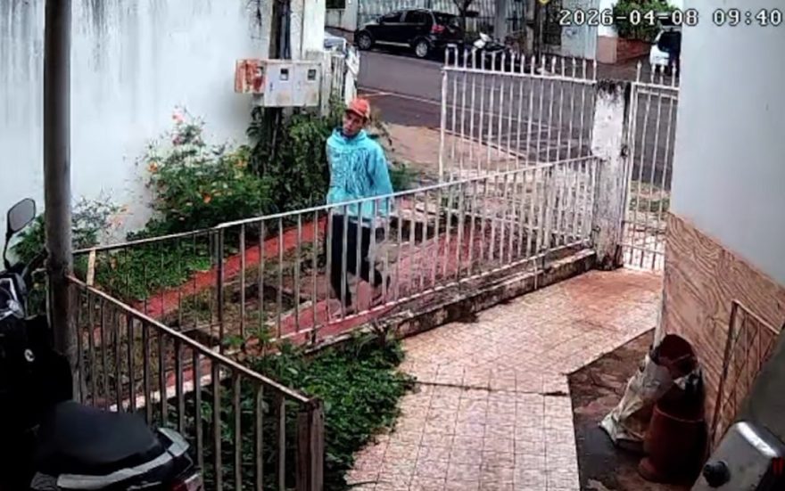 Conhece este rapaz? Jovem furta bicicleta de dentro de residência no Centro de Cascavel