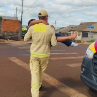 Imagem referente a Socorrista do Siate leva criança no colo até a ambulância após suspeita de fratura em escola