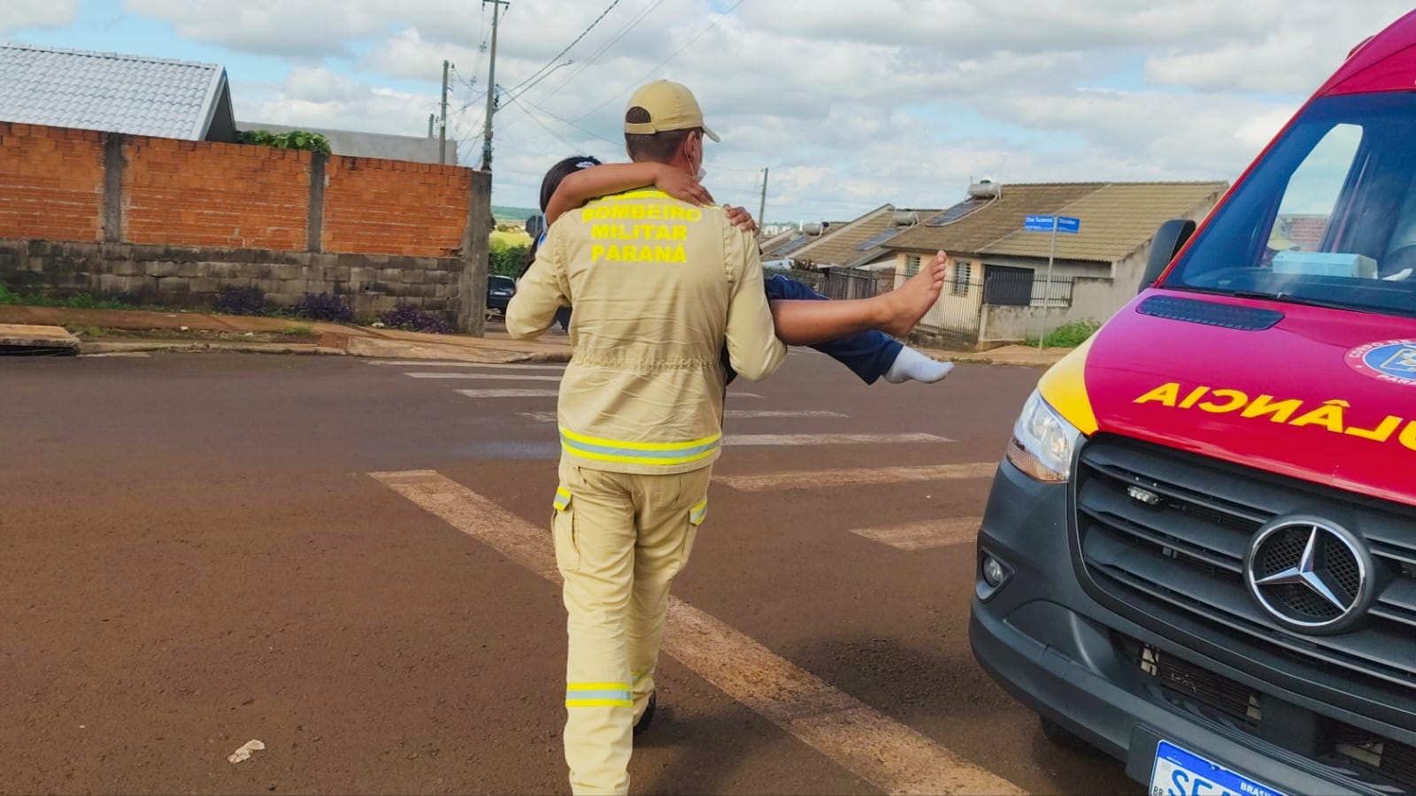 Imagem referente a Socorrista do Siate leva criança no colo até a ambulância após suspeita de fratura em escola