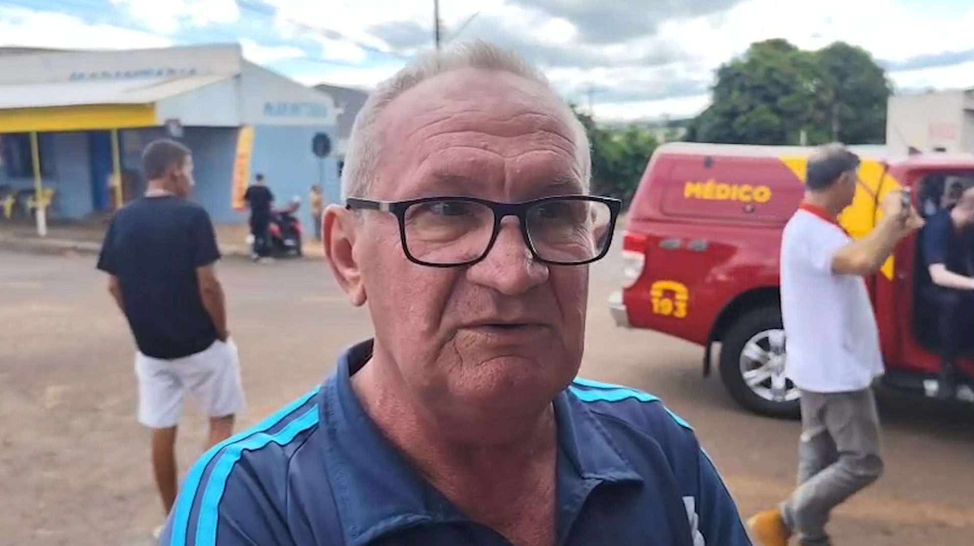 "Quando vi, o rapaz caiu para o lado de dentro do balcão, sem uma perna", afirma o dono da mercearia