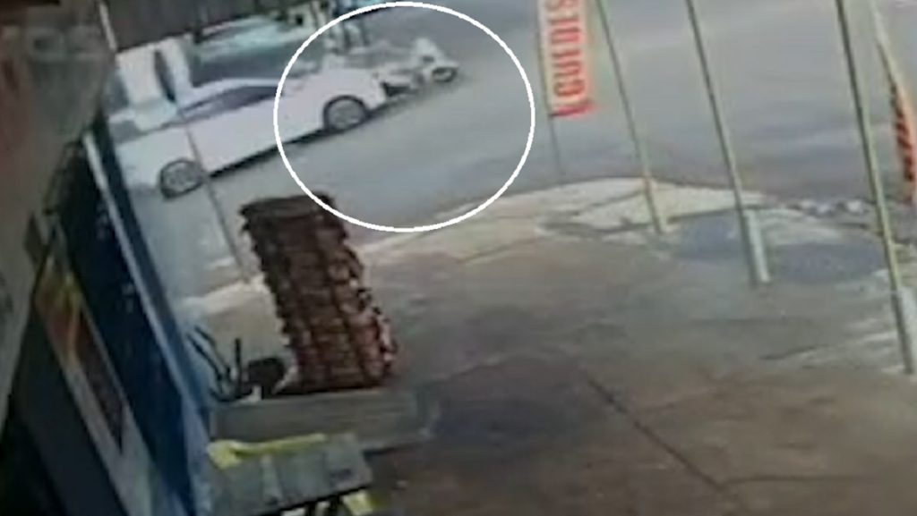 Veja no detalhe: Câmera mostra que HB20 já arrastava moto pela rua antes de invadir mercearia