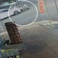 Veja no detalhe: Câmera mostra que HB20 já arrastava moto pela rua antes de invadir mercearia Imagem referente a Veja no detalhe: Câmera mostra que HB20 já arrastava moto pela rua antes de invadir mercearia